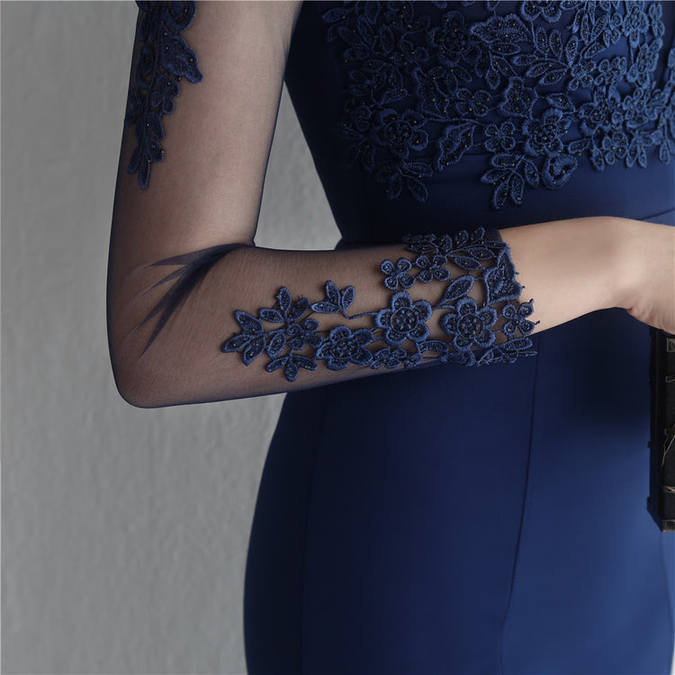 Vestido de Festa Longo com Detalhes em Renda e Apliques Florais Azul Marinho