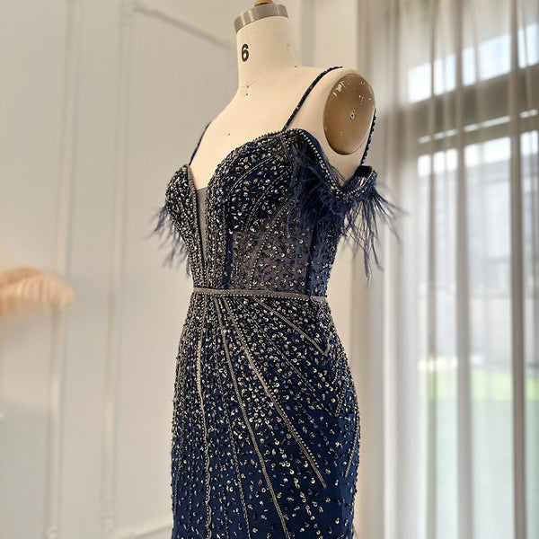Vestido de Festa Longo Luxuoso com Detalhes em Cristais e Plumas
