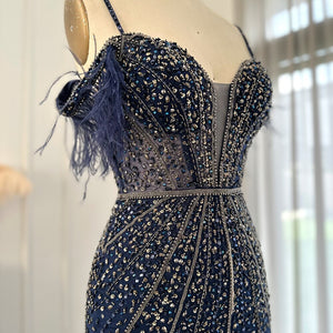 Vestido de Festa Longo Luxuoso com Detalhes em Cristais e Plumas