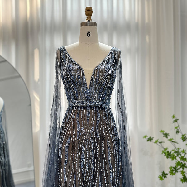 Vestido de Festa Luxo Decorado em Cristais e com Manga Capa