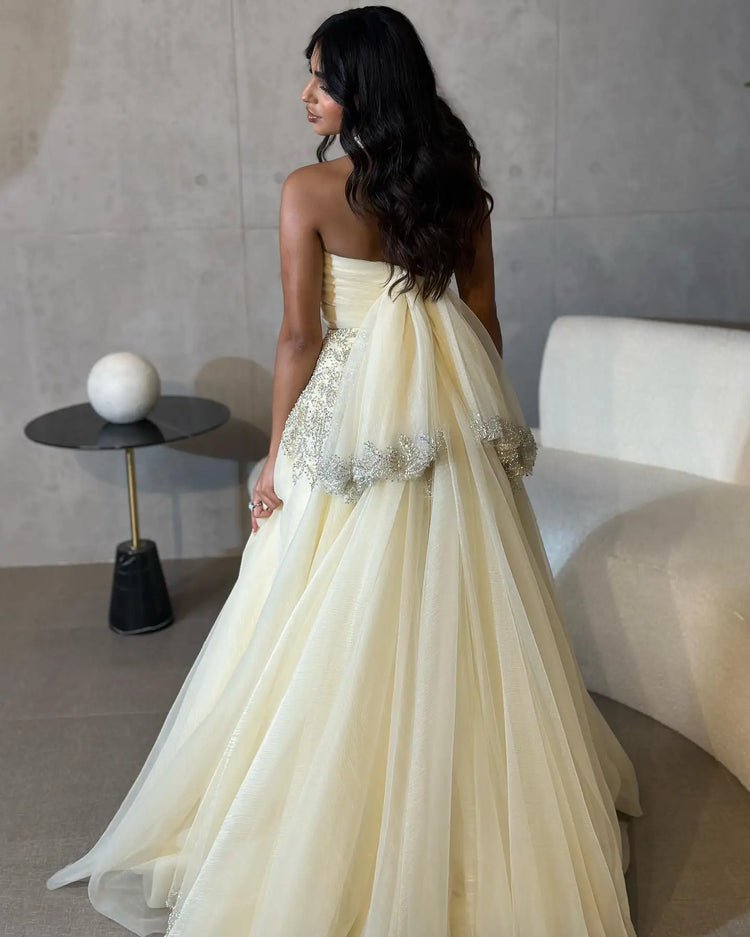 Vestido de Noiva Luxo Decorado com Cristais Delicados