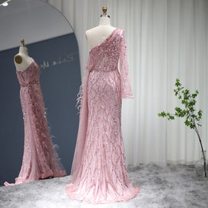 Vestido de Festa Decorado com Plumas e Bordados Versalhes