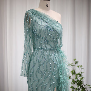 Vestido de Festa Decorado com Plumas e Bordados Versalhes