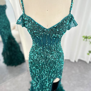 Vestido de Festa Luxo com Cauda Decorada em Plumas Luxuriantes