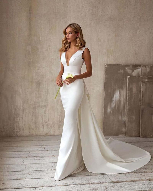 Vestido de Noiva em Cetim com Cauda e Laço
