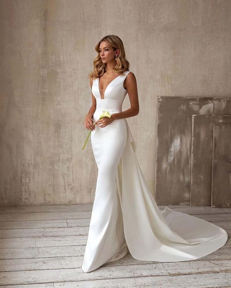 Vestido de Noiva em Cetim Brilhante com Cauda e Laço - Modelo Especial –  Moncalieri