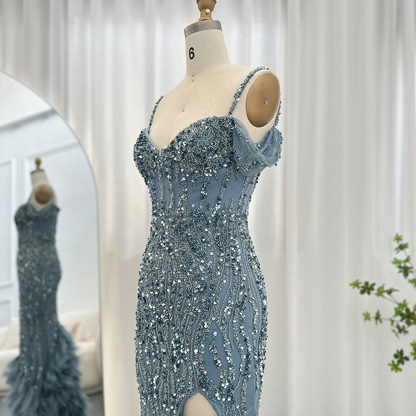 Vestido de Festa Luxo com Cauda Decorada em Plumas Luxuriantes