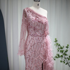 Vestido de Festa Decorado com Plumas e Bordados Versalhes