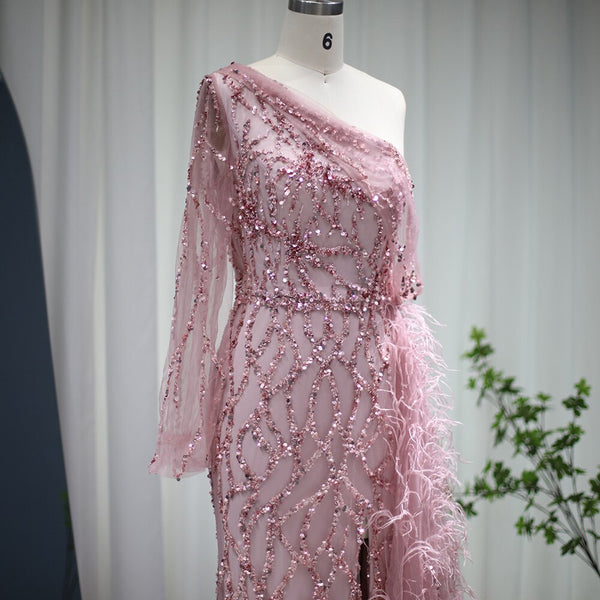 Vestido de Festa Decorado com Plumas e Bordados Versalhes