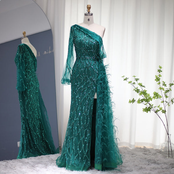 Vestido de Festa Decorado com Plumas e Bordados Versalhes