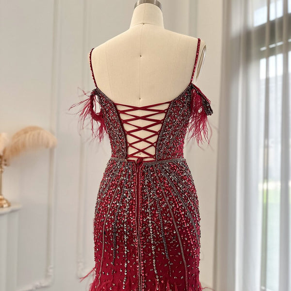 Vestido de Festa Longo Luxuoso com Detalhes em Cristais e Plumas