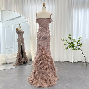 Vestido de Festa Luxo com Cauda Decorada em Plumas Luxuriantes