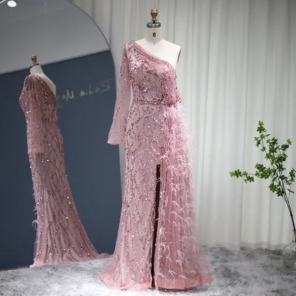Vestido de Festa Decorado com Plumas e Bordados Versalhes
