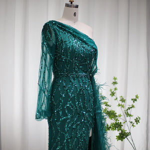 Vestido de Festa Decorado com Plumas e Bordados Versalhes
