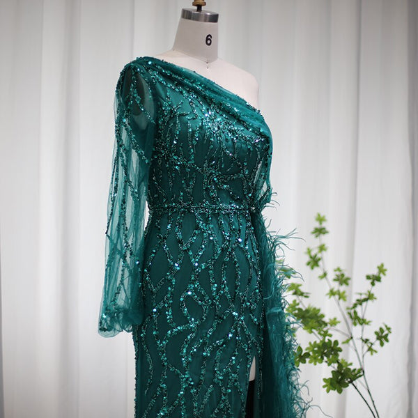 Vestido de Festa Decorado com Plumas e Bordados Versalhes