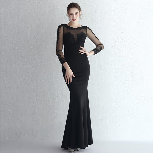 Vestido de Festa Longo com Detalhes em Renda e Apliques Florais Preto