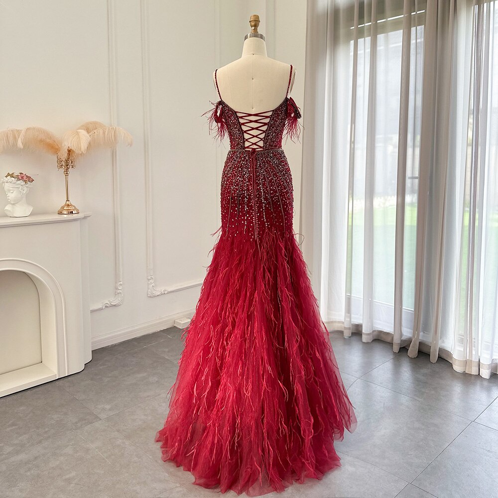 Vestido de Festa Longo Luxuoso com Detalhes em Cristais e Plumas