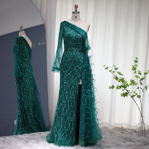 Vestido de Festa Decorado com Plumas e Bordados Versalhes