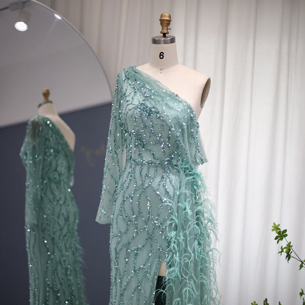 Vestido de Festa Decorado com Plumas e Bordados Versalhes