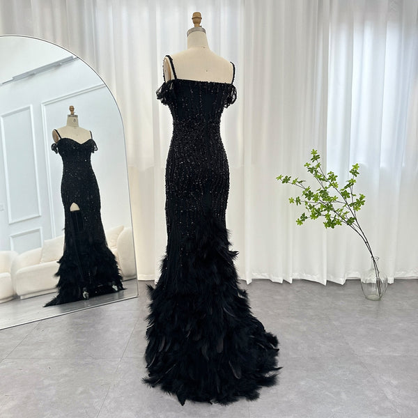 Vestido de Festa Luxo com Cauda Decorada em Plumas Luxuriantes