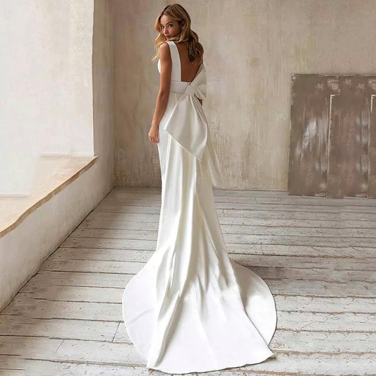 Vestido de Noiva em Cetim com Cauda e Laço