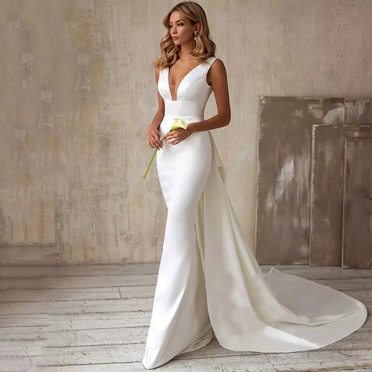 Vestido de Noiva em Cetim com Cauda e Laço